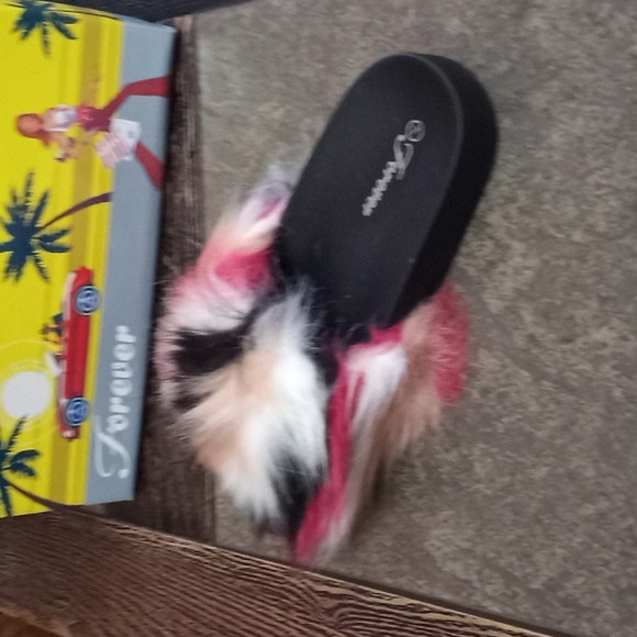 Black red Slipers - Picture 4 of 6